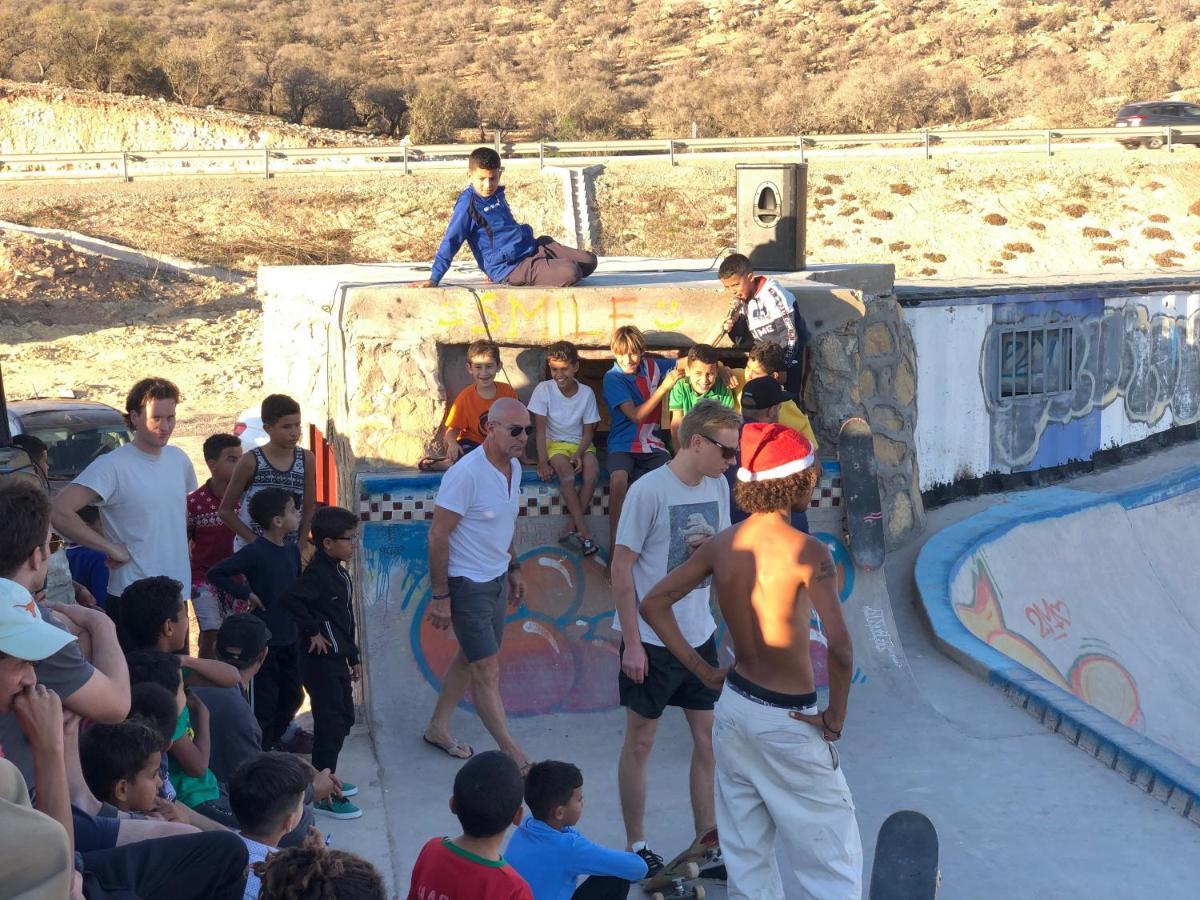 Surf & Skate Hostel Taghazout Buitenkant foto